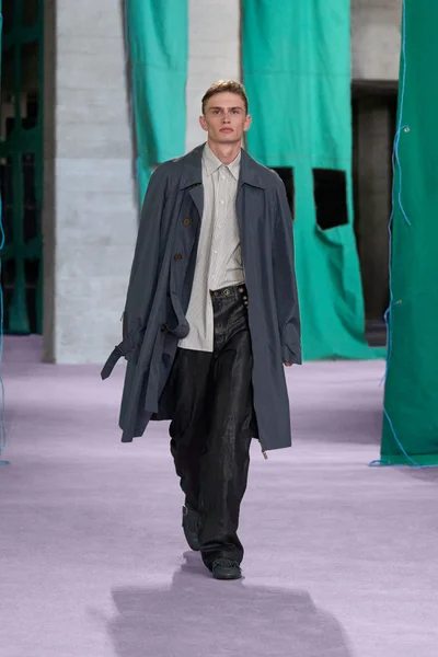 Look 16
